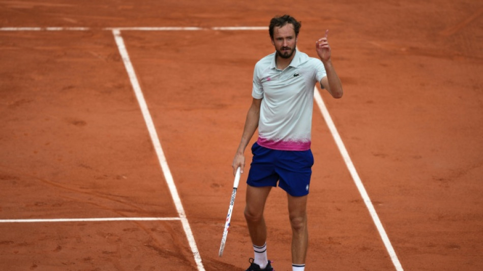 Medvedev volta a decepcionar no saibro e cai na estreia em Roland Garros