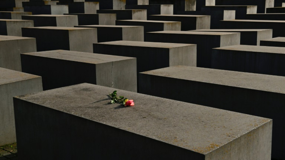Unbekannte ritzen Hakenkreuze in Stele von Berliner Denkmal f&uuml;r ermordete Juden
