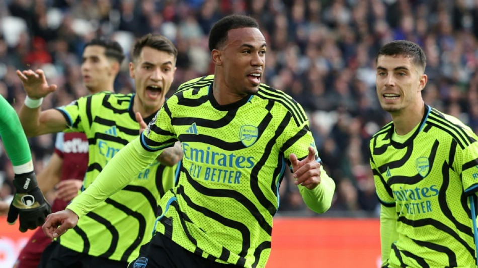 Arsenal atropela West Ham (6-0) e segue na luta pelo t&iacute;tulo; United vence Villa