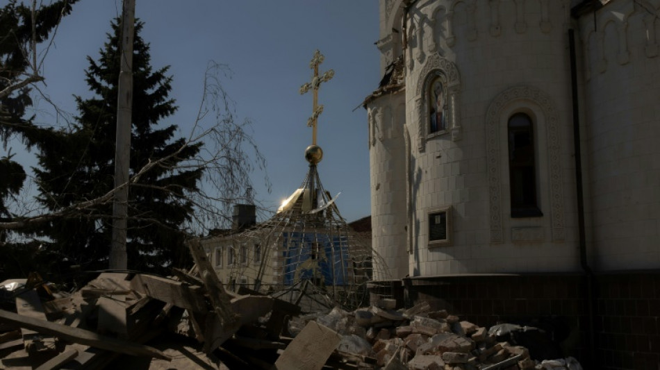 Ukrainian troops celebrate Easter as blasts punctuate Putin's truce