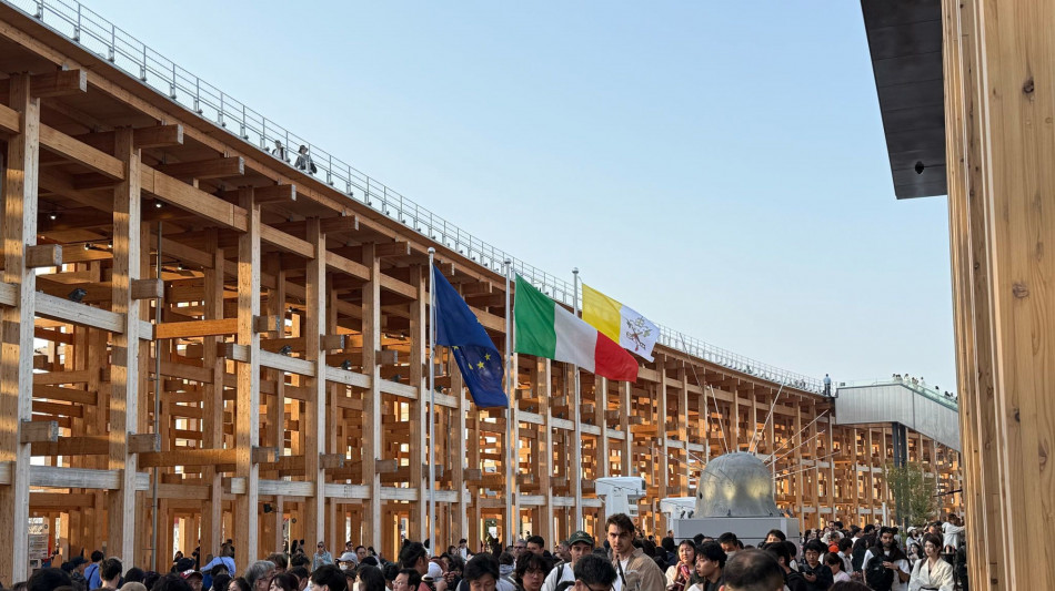 Centinaia di persone in fila per vedere il Padiglione Italia