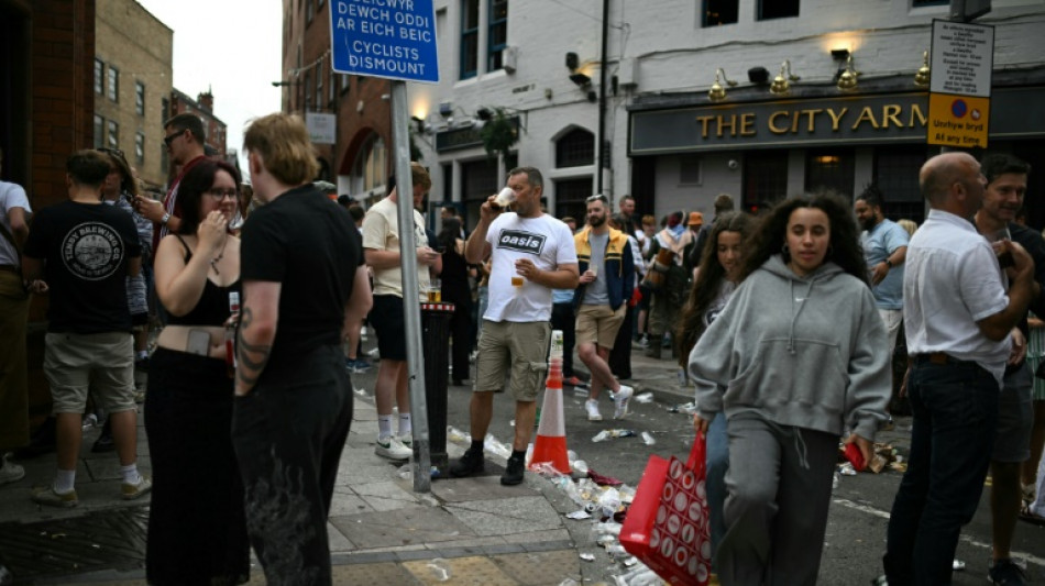 Oasis incendia f&atilde;s em seu aguardado retorno aos palcos 