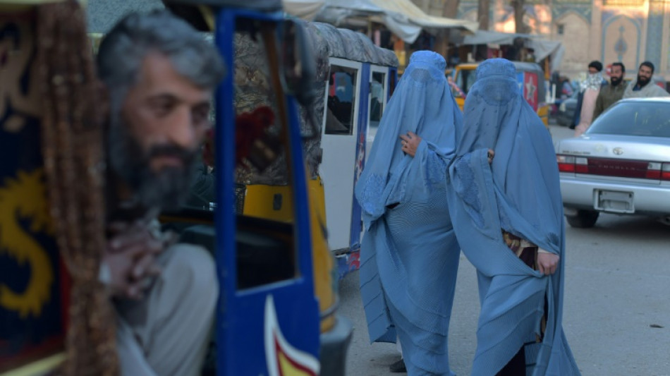 El l&iacute;der supremo de los talibanes ordena a las afganas que usen el burka en p&uacute;blico