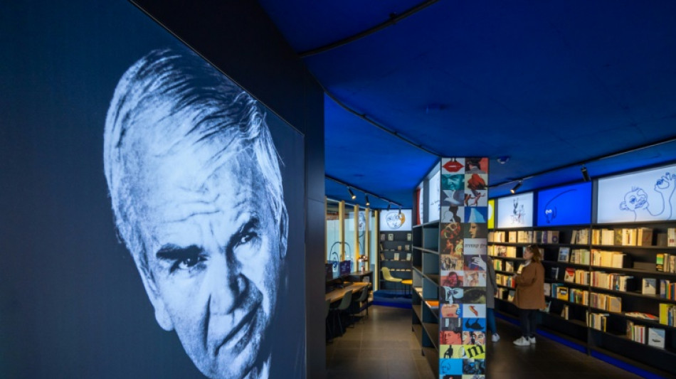 Las cenizas del novelista Milan Kundera llegan a Rep&uacute;blica Checa para ser enterradas