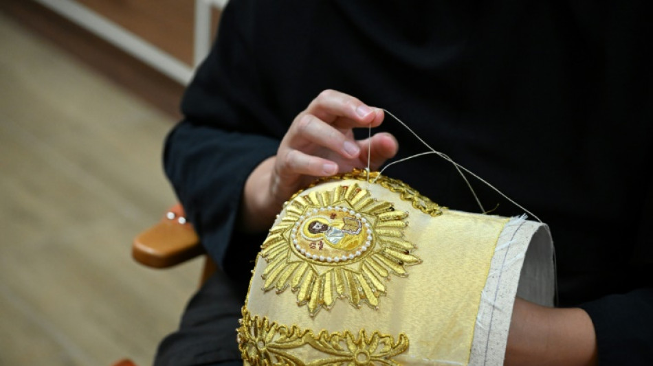Mitre apr&egrave;s mitre, les mains d'or de nonnes mac&eacute;doniennes brodent les coiffes du clerg&eacute; orthodoxe