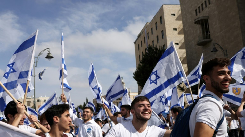 Miles de israelíes en la "marcha de las banderas" en Jerusalén bajo tensión