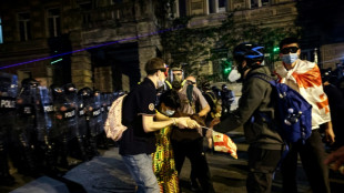 Géorgie: des manifestants pro-UE érigent des barricades devant le Parlement
