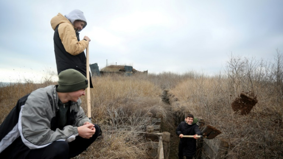 Adolescentes cavan trincheras en la línea del frente en Ucrania