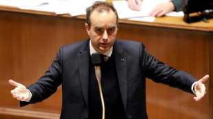 Lecornu re&ccedil;oit les syndicats, Macron appelle &agrave; "la fermet&eacute;"