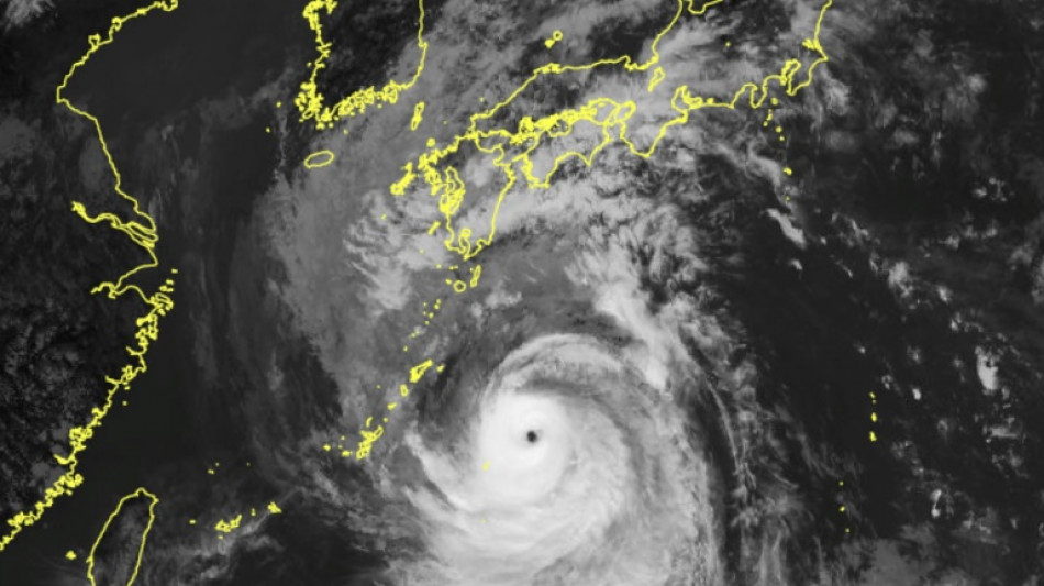 Japón se prepara para la llegada de un tifón 