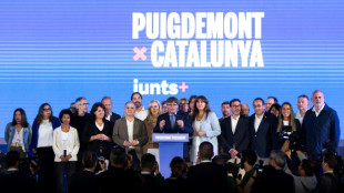 Após triunfo dos socialistas, Puigdemont avalia opções para governar na Catalunha
