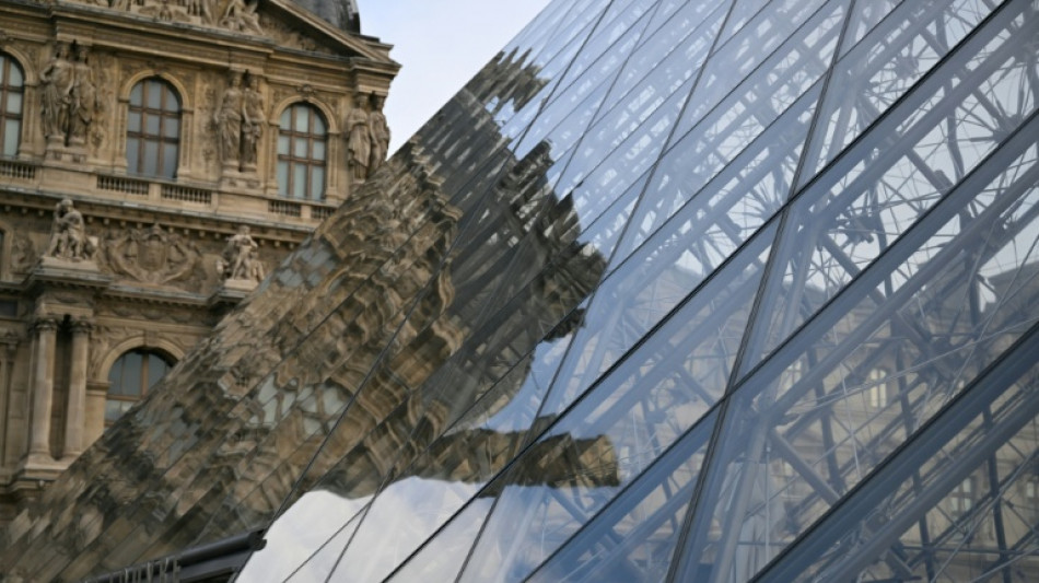 Louvre permanece fechado nesta segunda-feira por greve