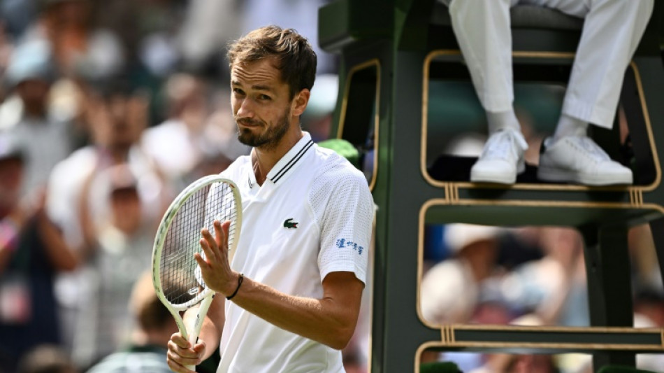 Medvedev avan&ccedil;a &agrave;s quartas de Wimbledon ap&oacute;s abandono de Lehecka