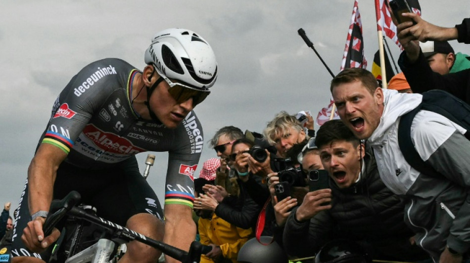 Van der Poel remporte son troisi&egrave;me Paris-Roubaix devant Pogacar