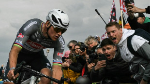 Van der Poel remporte son troisi&egrave;me Paris-Roubaix devant Pogacar