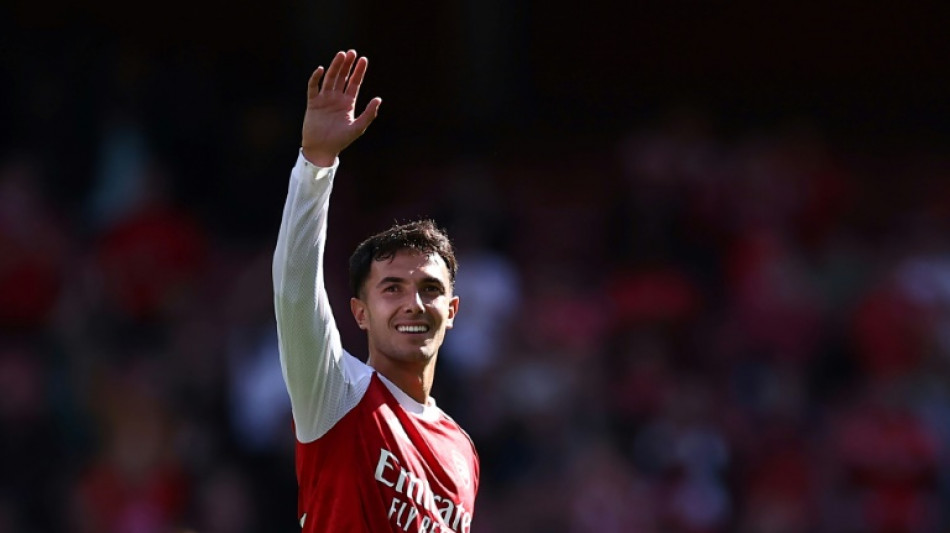Arsenal vence Nottingham Forest e pula para lideran&ccedil;a do Ingl&ecirc;s