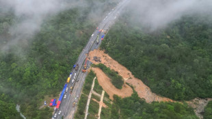China anuncia balanço atualizado de 48 mortos em desabamento de estrada