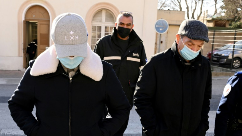 Colère au premier jour du procès des "mutilations dentaires" à Marseille