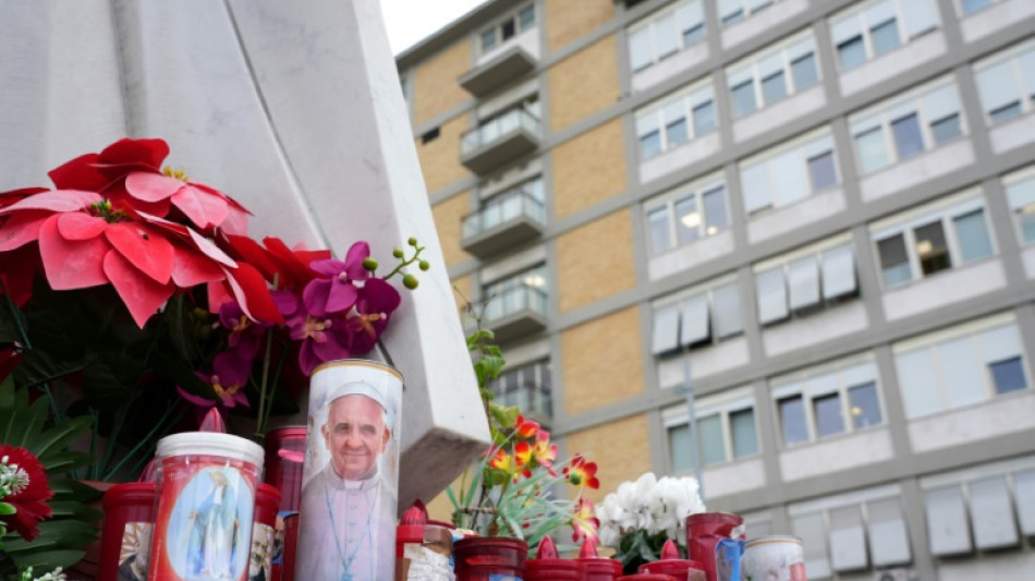 Papa Francisco fica de p&eacute; e tenta trabalhar em s&eacute;timo dia no hospital