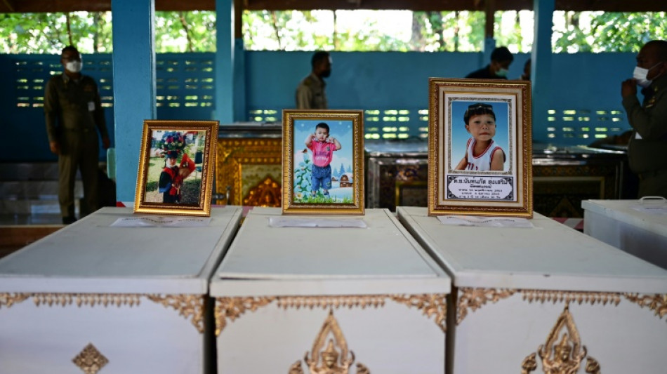 Thailands König besucht Überlebende und Hinterbliebene der Kindergarten-Attacke