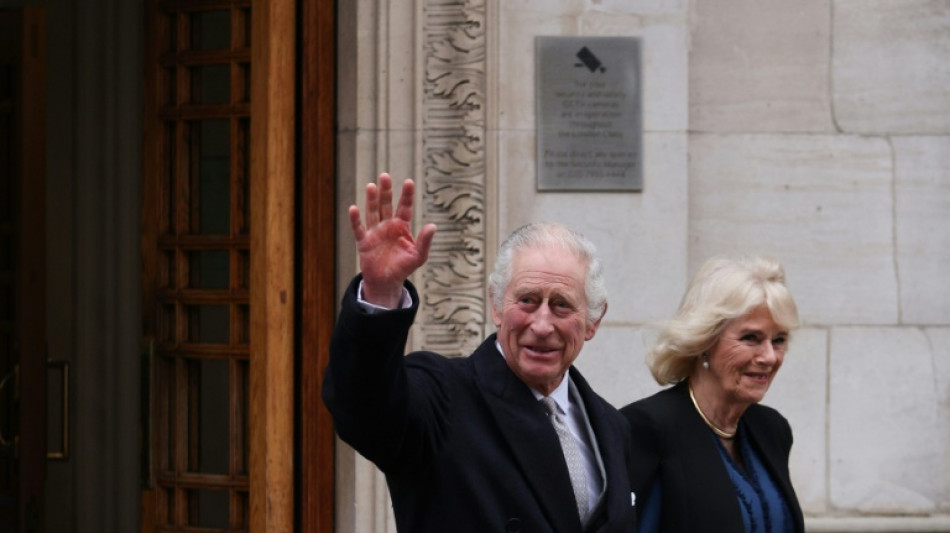 Carlos III y Catalina dejan el hospital e inician un per&iacute;odo de convalecencia