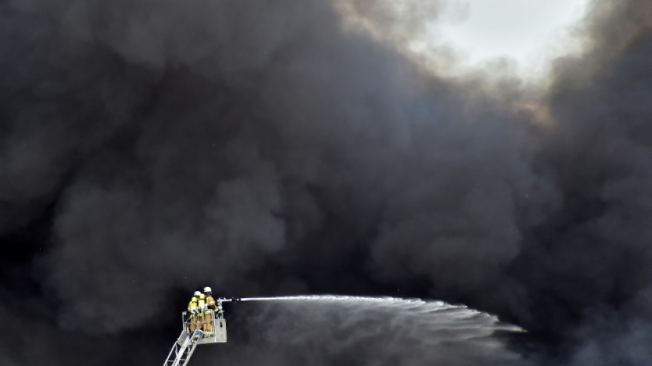Gro&szlig;brand von Lagerhallen in Hamburg nach drei Tagen gel&ouml;scht