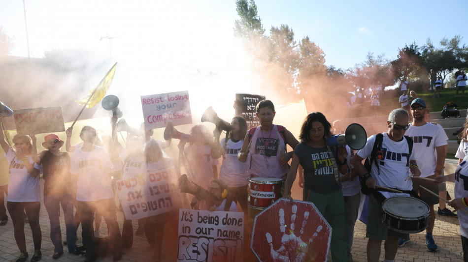 Manifestanti incendiano cassonetti intorno casa Netanyahu
