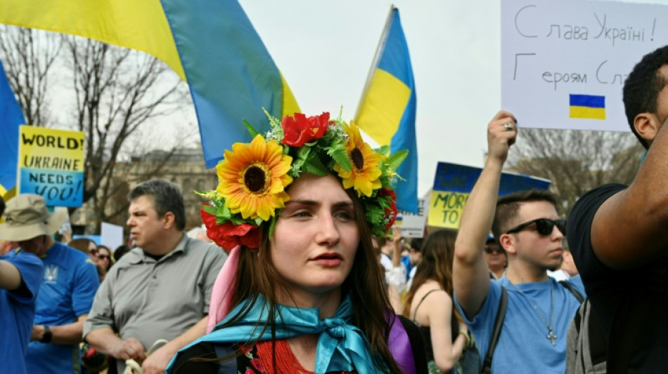 Zehntausende Menschen bei weltweiten Protesten gegen Moskaus Krieg in der Ukraine