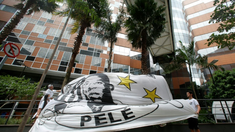 Pel&eacute;s T&ouml;chter gehen von R&uuml;ckkehr ihres Vaters aus dem Krankenhaus aus