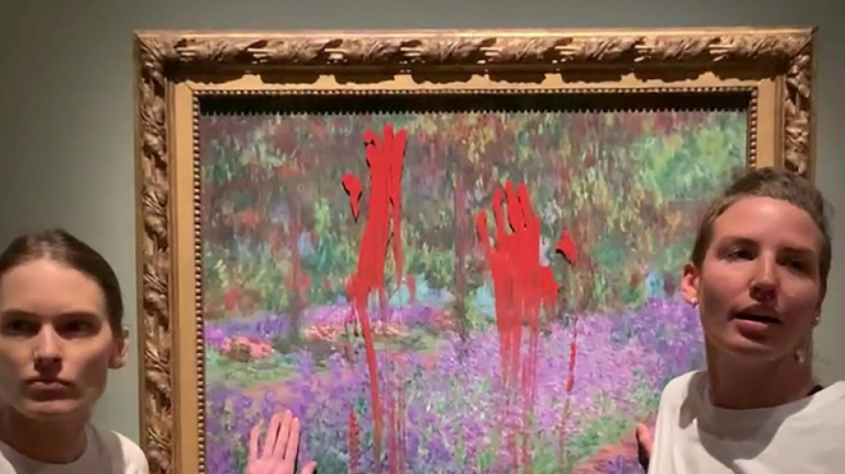Klimaaktivistinnen kleben sich in Stockholm an Monet-Gem&auml;lde fest