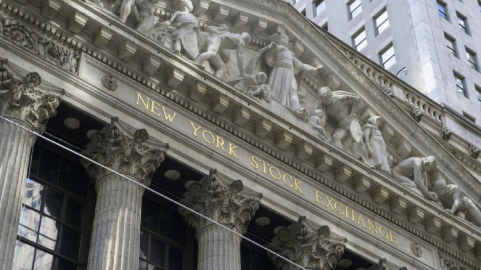 Wall Street abre a la baja, preocupada por una posible recesión