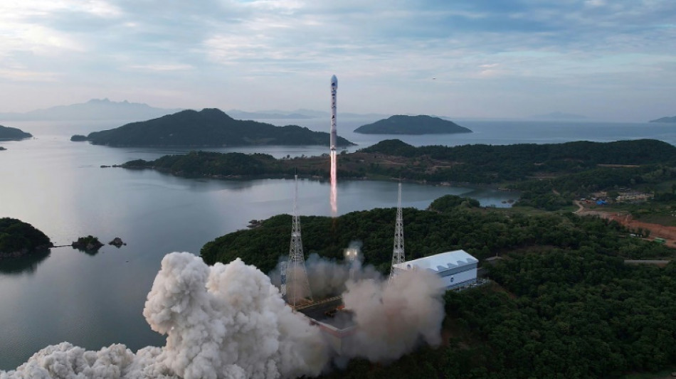 La Cor&eacute;e du Nord lance ce qu'elle pr&eacute;sente comme un "satellite militaire" espion, selon S&eacute;oul 
