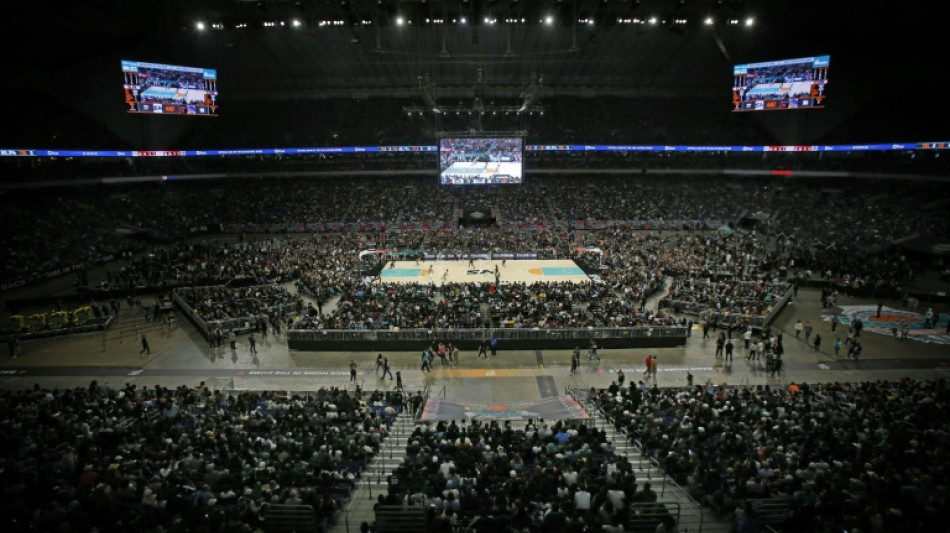 Los Warriors aplastan a los Spurs en la NBA ante 68.323 espectadores 