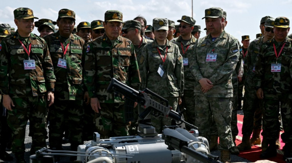 Chinesisches Milit&auml;r pr&auml;sentiert kriegstauglichen Roboter-Hund in Kambodscha