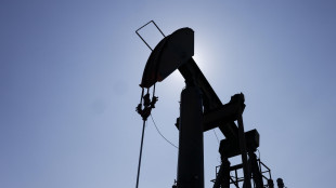 Il petrolio &egrave; in calo, Brent scende sotto 97 dollari