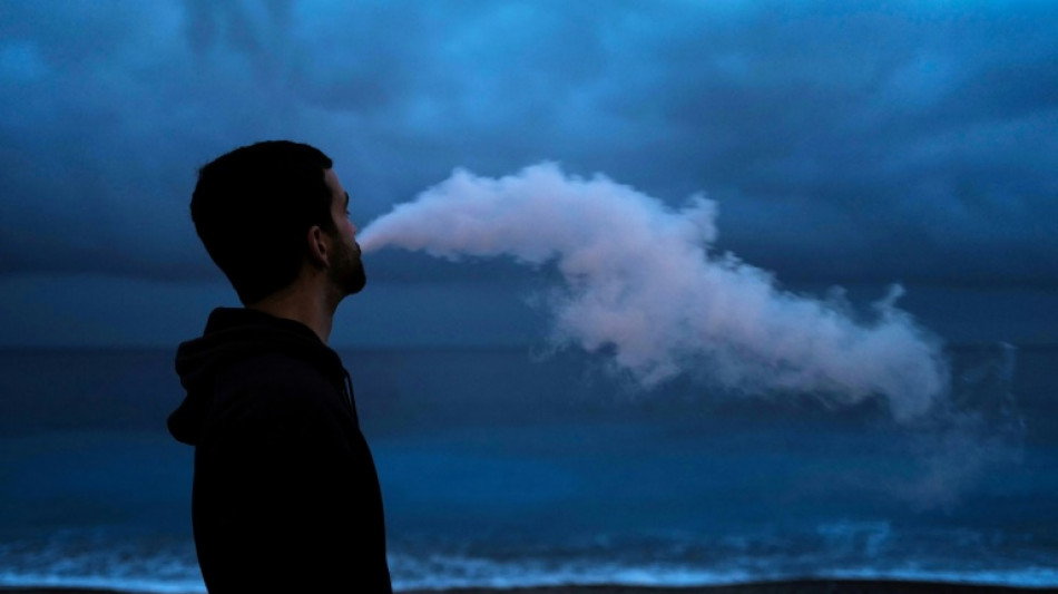 Desde vapeadores hasta fumar en su principal plaza, M&eacute;xico endurece normas antitabaco