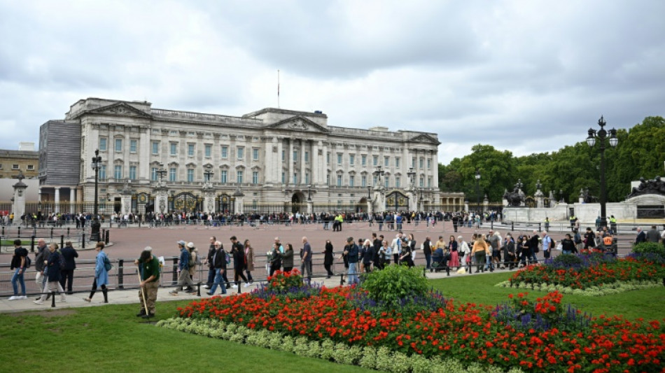 La serie 'The Crown', en la mente de todos ante el Palacio de Buckingham