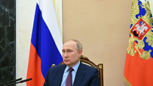 En plena crisis ucraniana, Putin solo en su mesa y en su burbuja