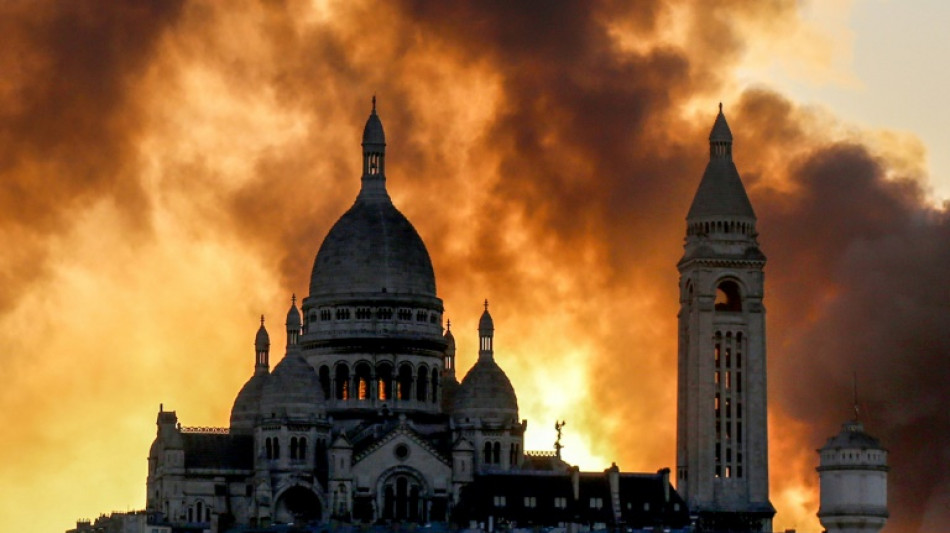 Controlado el espectacular incendio en un centro de desechos de París