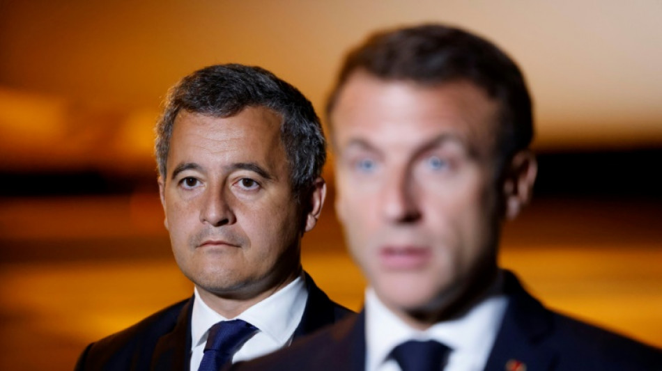 Apr&egrave;s la gifle, Macron et le gouvernement en qu&ecirc;te d'une voie de passage sur l'immigration