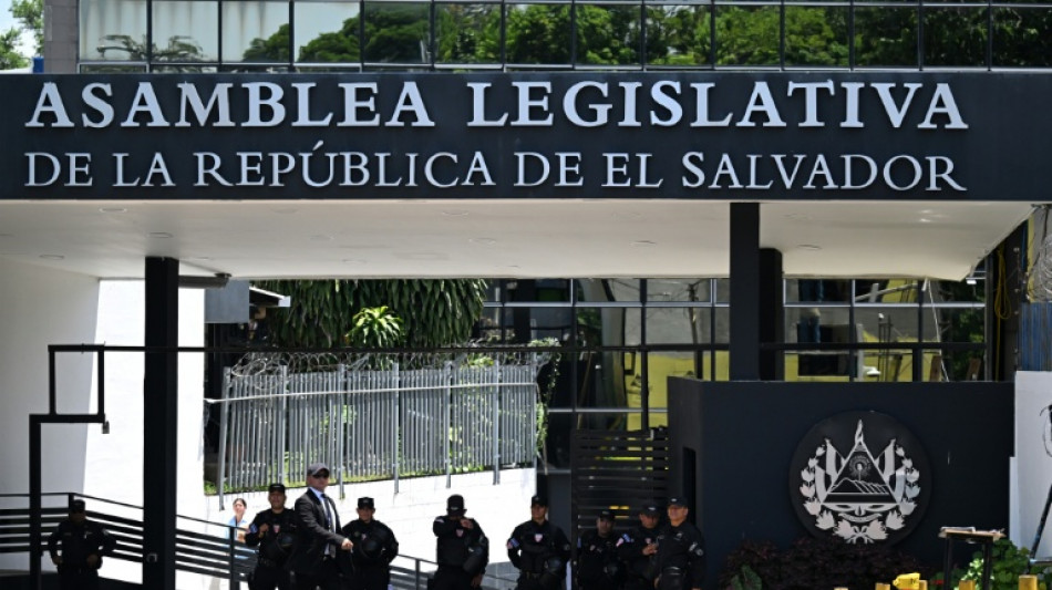 El Salvador extends detention of suspected gang members