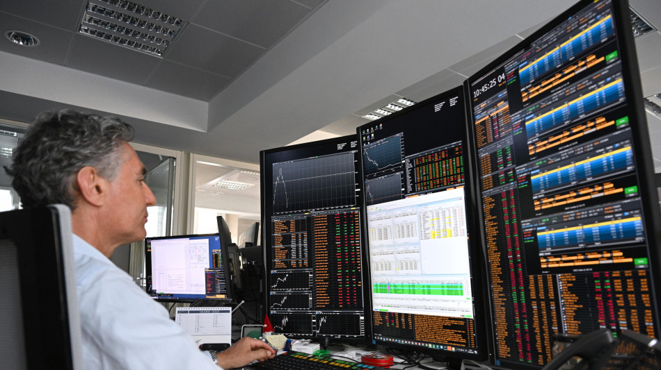 Borsa: Milano riduce il rialzo, scivola Stellantis