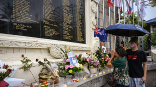 Vingt ans apr&egrave;s les attentats de Bali, des fleurs et des larmes 