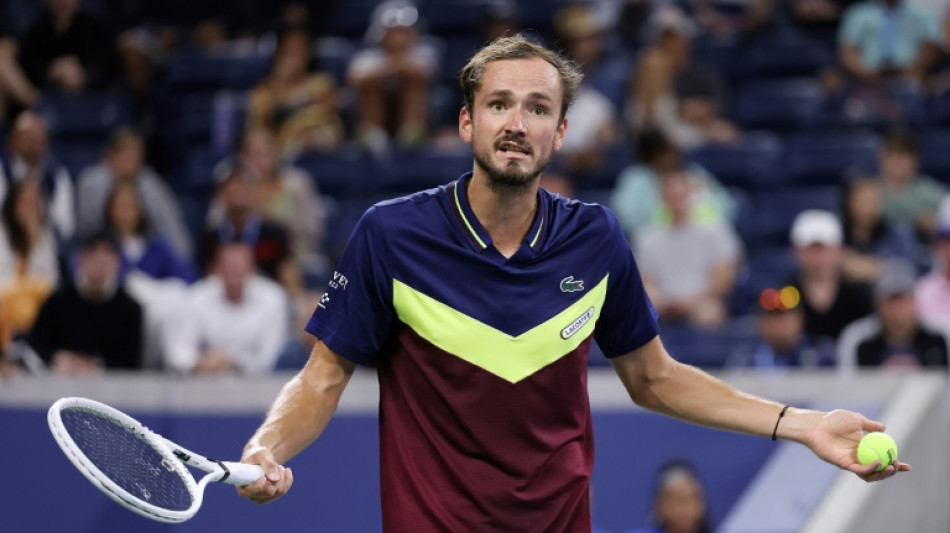 Medvedev se complica, reclama do p&uacute;blico, mas avan&ccedil;a &agrave; terceira rodada do US Open