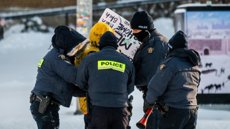 Policía de Canadá detiene manifestantes que se oponen a medidas sanitarias 
