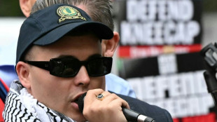 Un rapero del grupo Kneecap compareci&oacute; en Londres ante la justicia por apoyo a Hezbol&aacute;