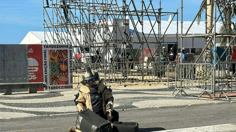 Pol&iacute;cia encontra explosivo perto do local do show de Shakira em Copacabana