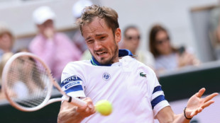 Medvedev perde para De Minaur e cai nas oitavas de Roland Garros