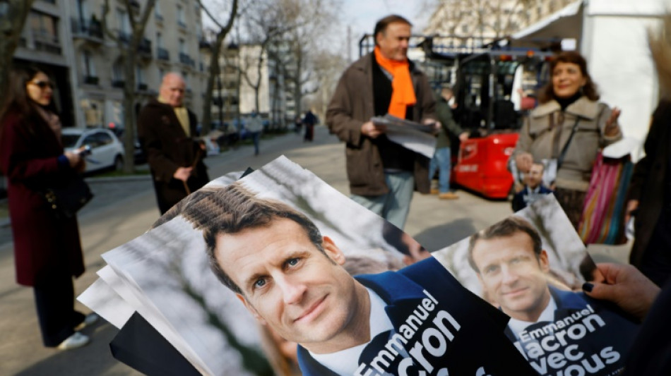 Présidentielle: Macron alterne entre la campagne et la guerre en Ukraine