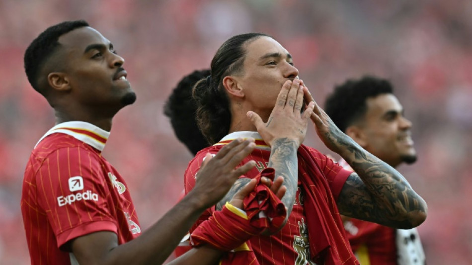 Liverpool atropela Tottenham (5-1) e &eacute; campe&atilde;o ingl&ecirc;s pela 20&ordf; vez em sua hist&oacute;ria